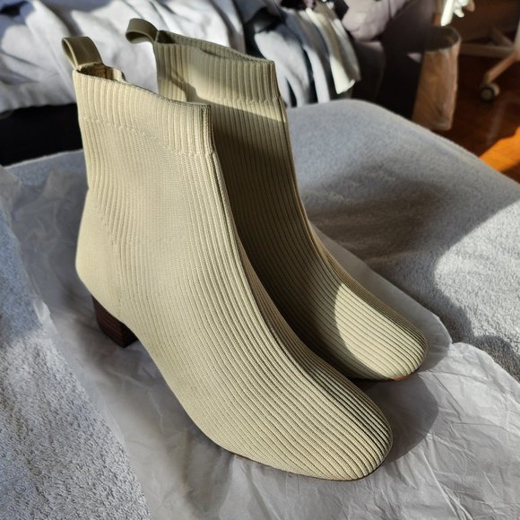CUSHIONAIRE Women's Neely Stretch bootie Ivory size 9Wide - Picture 2 of 5